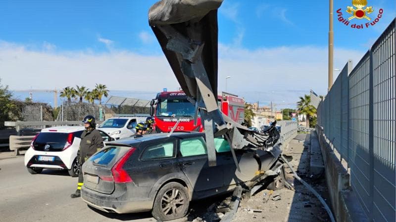 Bari, in via Buozzi perde il controllo dell’auto e il guardrail sfonda il parabrezza: autista illeso - Bari