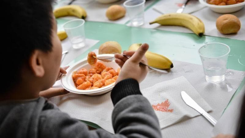 Mense scolastiche, a Bari addio alle posate usa e getta: arrivano quelle in metallo. “Meno sprechi” - Bari
