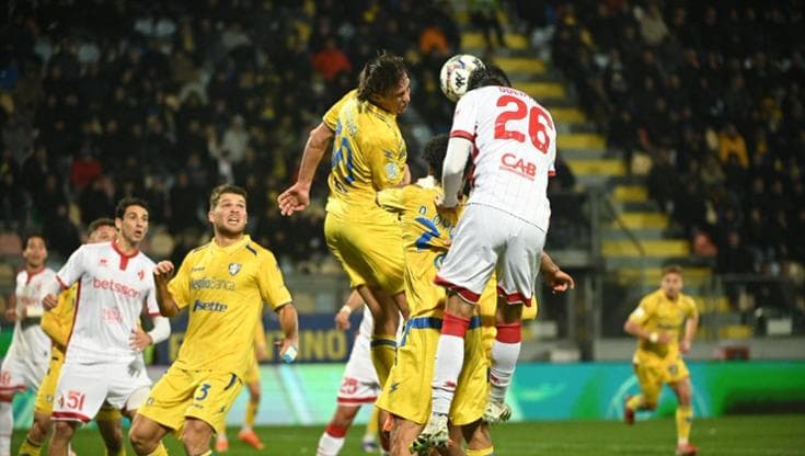 Immagine del post 18447 - Bari Il Bari segna in trasferta e si illude ma il Frosinone vince 2-1: resta l’incubo retrocessione - Bari