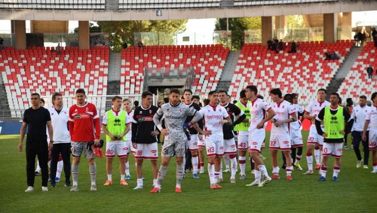 Calcio, il Bari umiliato in casa dal Venezia: i biancorossi perdono 3-0 tra i fischi del San Nicola - Bari
