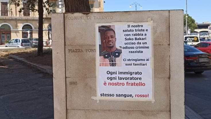 A Taranto nella piazza dove è stato ucciso Bakari Sako, i fiori dei bimbi e i ragazzini che giocano - Bari