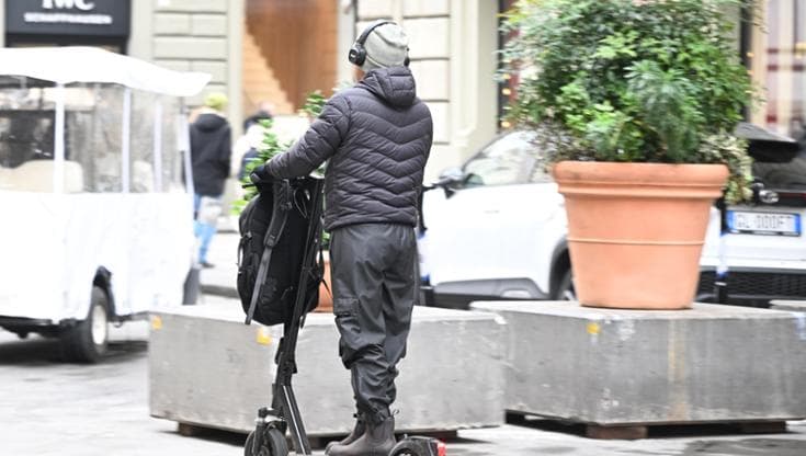 Monopattini nel mirino dei vigili, a Bari dieci multe per chi non ha la targa: “Controlli a tappeto” - Bari