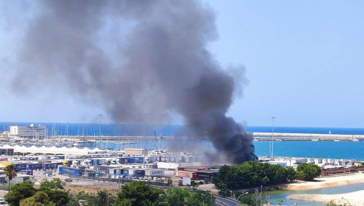 Immagine del post 8627 - Bari Bari, fumo nero dal porto: un tir prende fuoco. Pompieri in azione per evitare che rogo si estenda - Bari