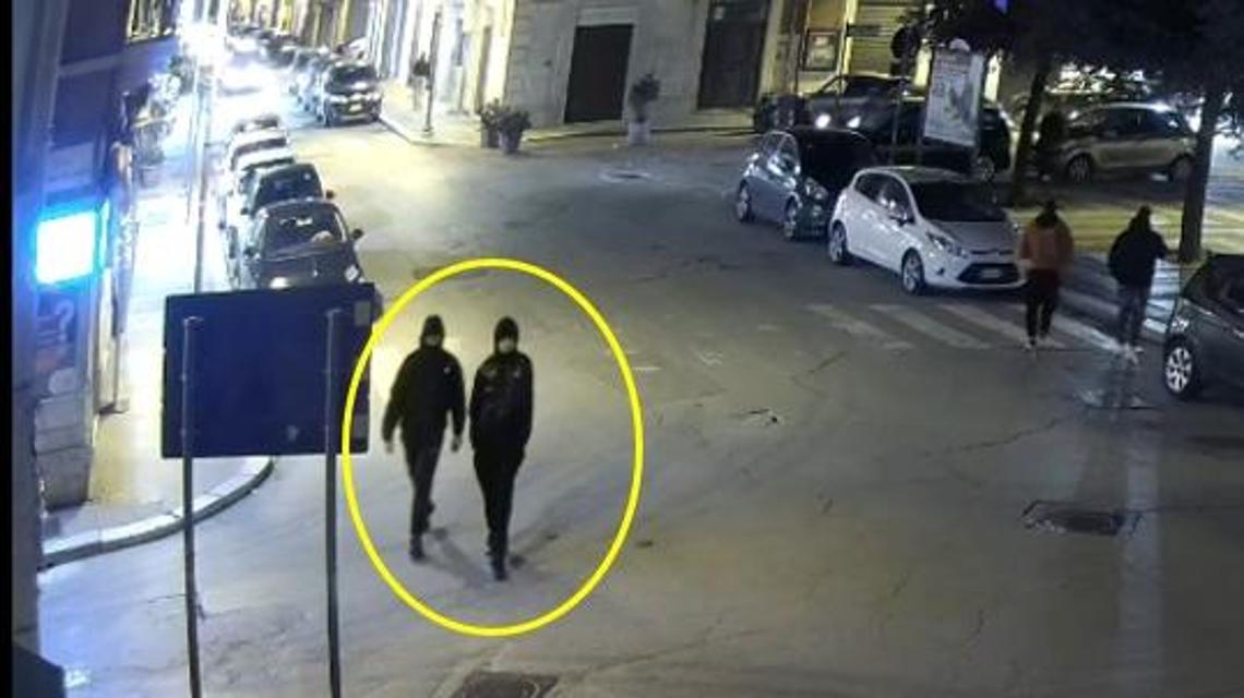 Immagine del post 8625 - Bari Barletta, due ragazzi di 16 anni arrestati per rapina: traditi da video e foto pubblicati su TikTok - Bari