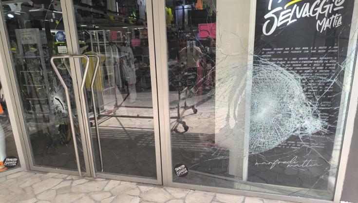 Immagine del post 8613 - Bari Bomba carta danneggia negozio di abbigliamento a Foggia, il titolare: “Non ho paura, ribelliamoci” - Bari