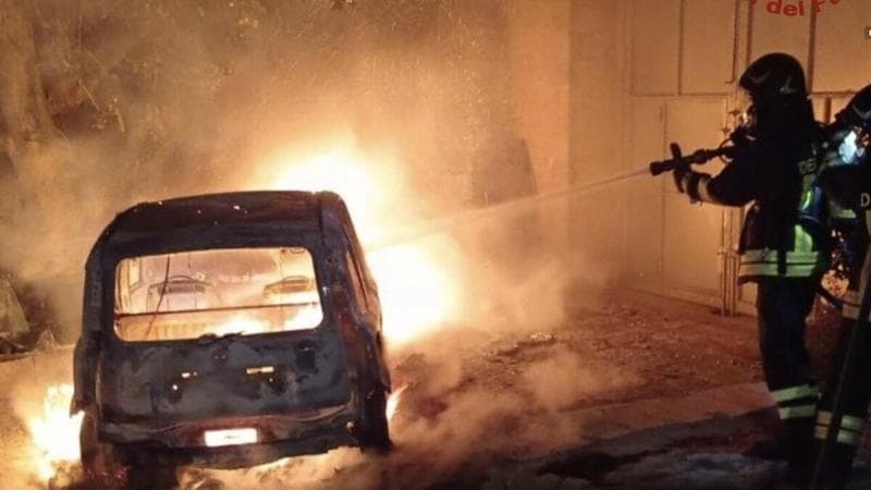 Salento, incendiate le auto dei proprietari di una casa vacanza: forse autore ferito. Ipotesi racket - Bari