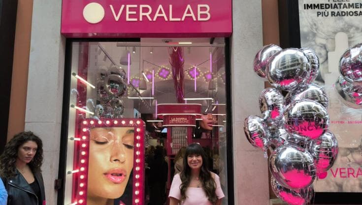 Immagine del post 12844 - Bari L’Estetista cinica debutta a Bari: lunga coda in via Sparano per lo store VeraLab - Bari