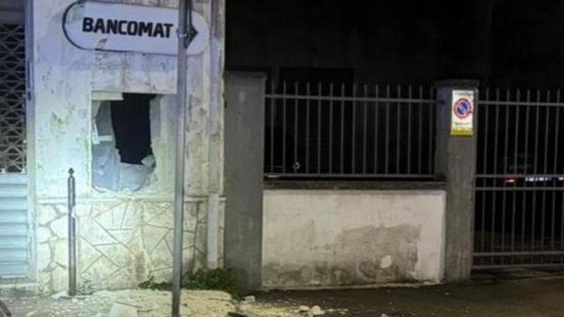 Salta in aria bancomat nel Salento: banda in fuga dopo la rapina con la tecnica della marmotta - Bari