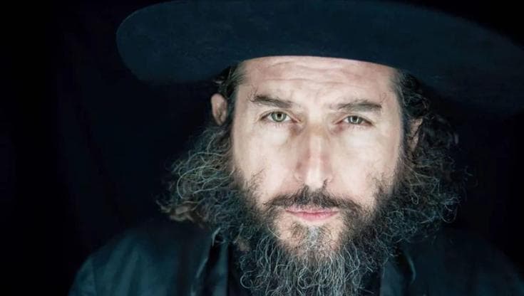 Vinicio Capossela canta “Santi e innocenti” nel Duomo di Molfetta: musica contro le guerre - Bari