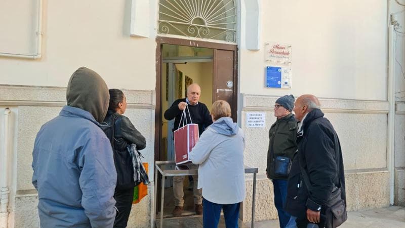 A Bari i pendolari in parrocchia per i pasti di beneficenza: “Qui sempre più famiglie in difficoltà” - Bari