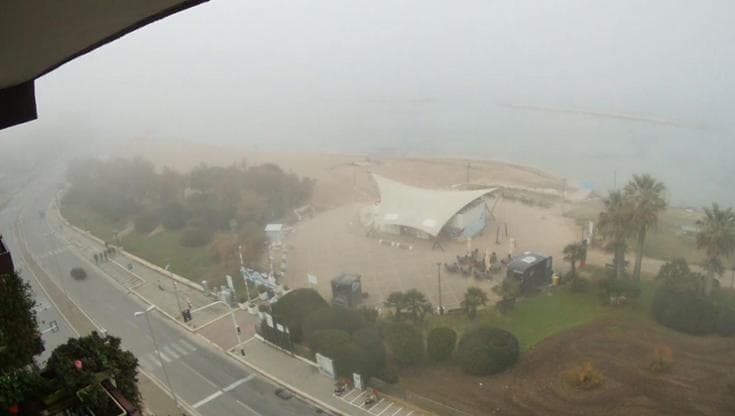 Bari avvolta dalla nebbia: scenario surreale sulla spiaggia di Pane e pomodoro. Disagi per i voli - Bari