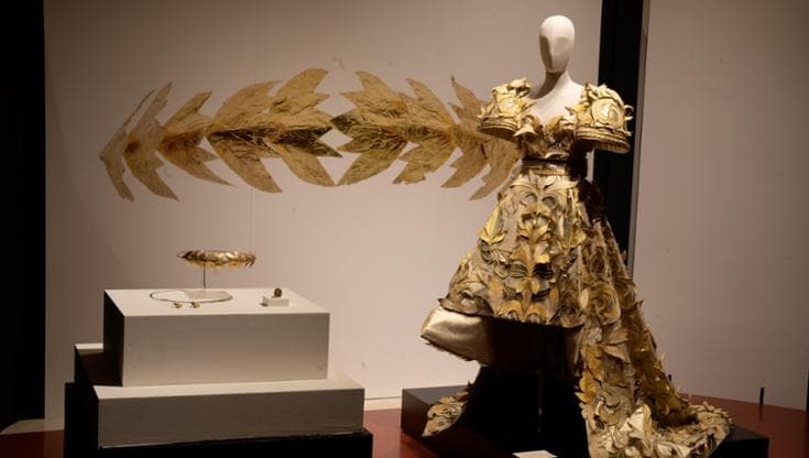 “Forme senza tempo”, al museo MarTa di Taranto l’alta moda di Capucci dialoga con l’archeologia - Bari