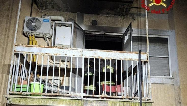 Appartamento in fiamme a Brindisi: il rogo partito da una stufa. Minuti di terrore per l’inquilino - Bari