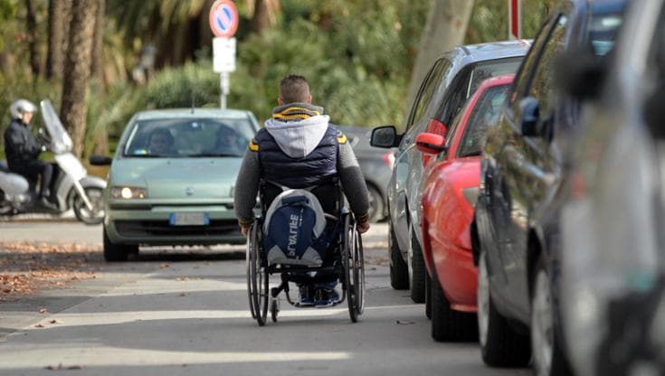 Si offrono di spingere la carrozzina e rapinano anziano disabile: arrestati due uomini a Foggia - Bari