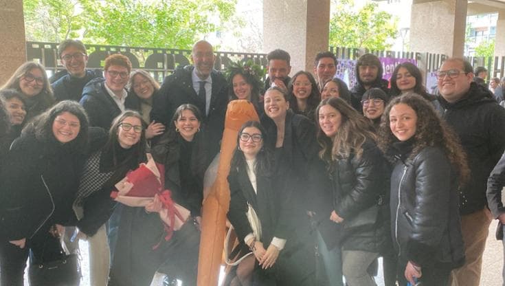 Immagine del post 18478 - Bari “Sindaco, facciamo una foto?”. Vito Leccese a sorpresa tra i neolaureati: festa a Giurisprudenza - Bari
