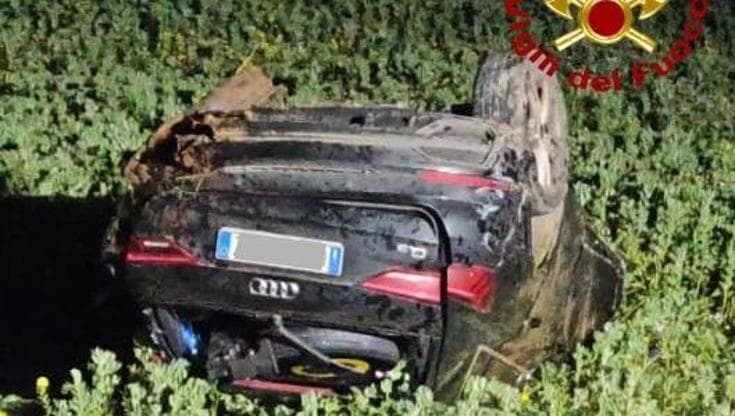 Bari, perde il controllo dell’auto che si ribalta e finisce fuori strada: morto ragazzo di 23 anni - Bari