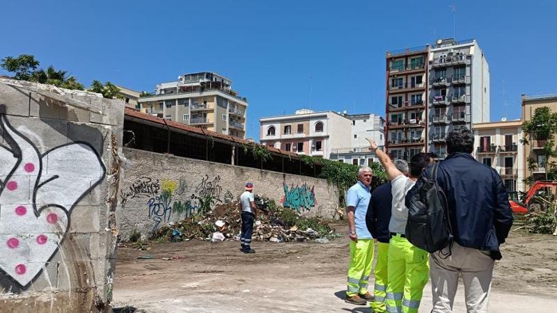 Immagine del post 7394 - Bari Bari, sgmberati 30 senzetetto che vivevano tra i rifiuti in via Oberdan: al via i lavori di Aqp - Bari