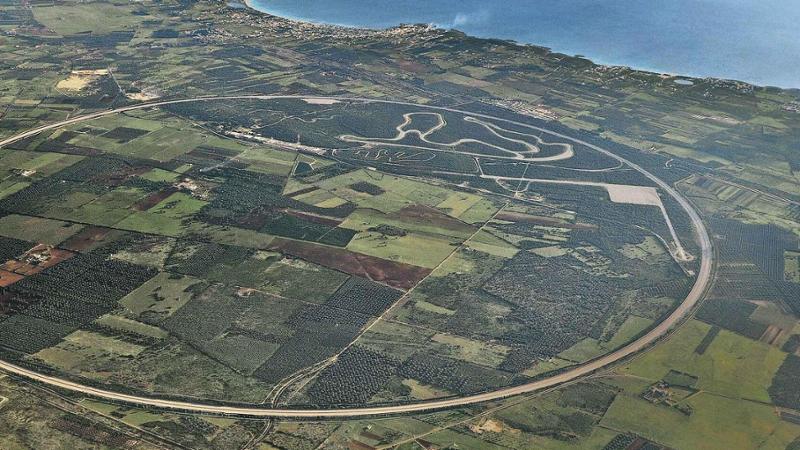Immagine del post 7377 - Bari Finisce fuori strada con la Porsche lanciata a 340 km/h: salvo collaudatore della pista di Nardò - Bari