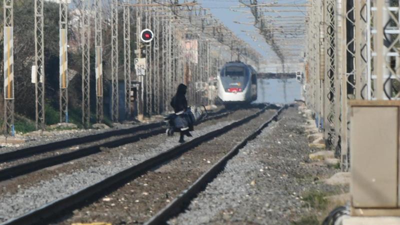 Immagine del post 7360 - Bari Ospiti del Cara attraversano i binari a Bari, torna l’incubo dei pendolari: già 500 treni in ritardo - Bari