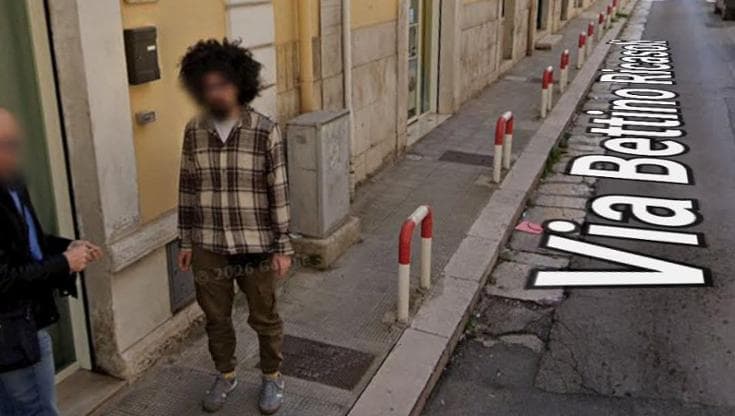 C’è Caparezza su Google Maps, lo scatto a Molfetta è già un meme: “Chi sarà quell’anonimo abitante?” - Bari