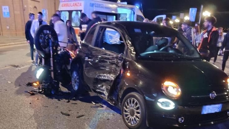 Immagine del post 20657 - Bari Bari, scontro fra auto e moto sul lungomare di fronte alla Fiera: feriti tre ragazzi (due gravi) - Bari