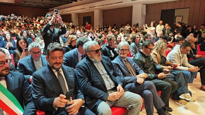 Immagine del post 20668 - Bari Alla Lum c’è Totti, spunta Emiliano in prima fila. Per l’ex governatore in arrivo la nomina a prof - Bari