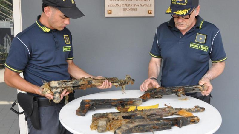 Brindisi, Kalashnikov ritrovati nei fondali: scoperto “arsenale sottomarino” - Bari