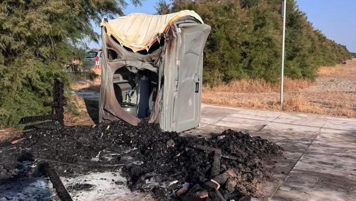 Immagine del post 8662 - Bari Sulla spiaggia di Barletta incendiati bagno e spogliatoio per persone disabili: “Offesa alla città” - Bari