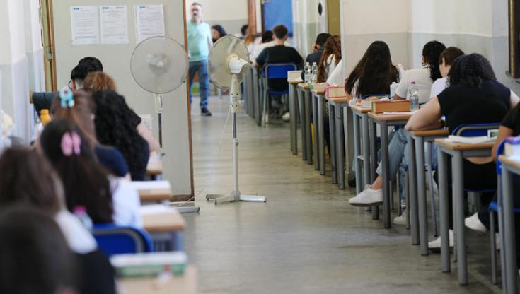 A Bari la maturità si affronta con i santini nel dizionario: “Seconda prova ti temiamo” - Bari