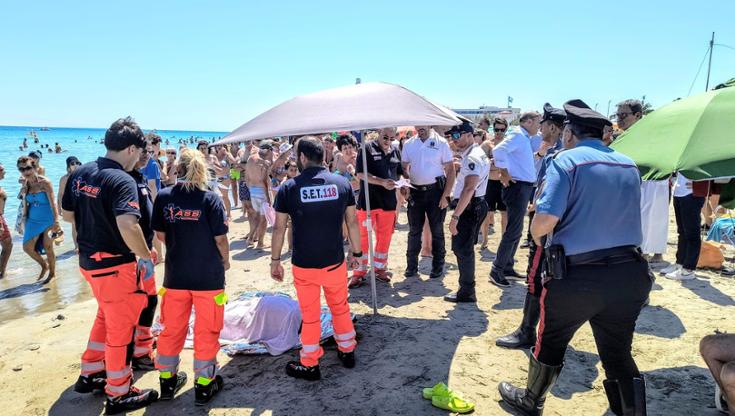 Malore mentre fa il bagno, donna muore sulla spiaggia di Torre Canne: aveva 78 anni - Bari