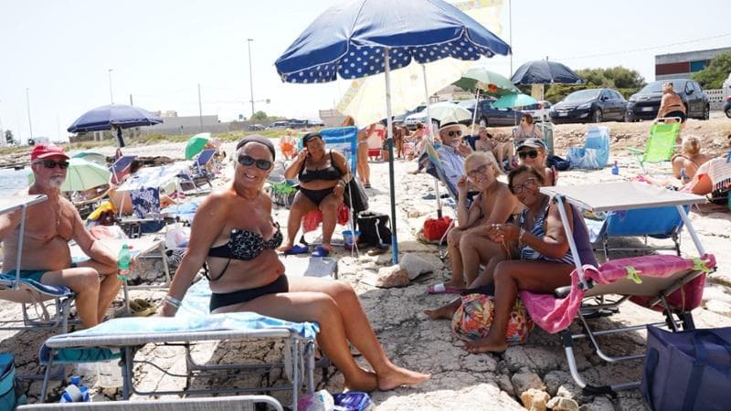 L’uncinetto, i libri e le pelose. La casa si sposta sugli scogli: “San Giorgio è la nostra isola” - Bari