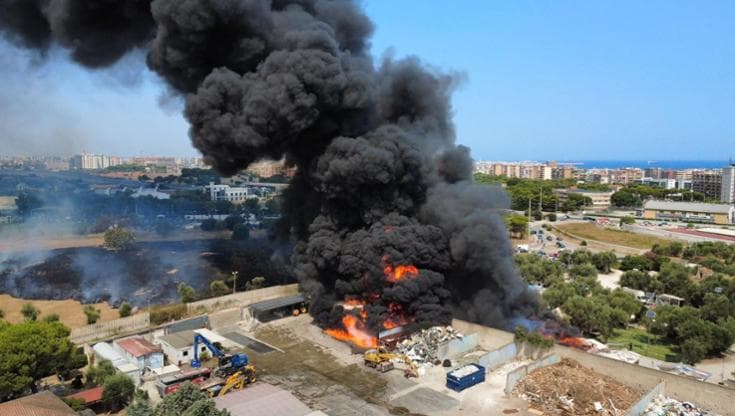 Bari, a fuoco le baracche del campo rom di Japigia: colonna di fumo visibile in tutta la città - Bari