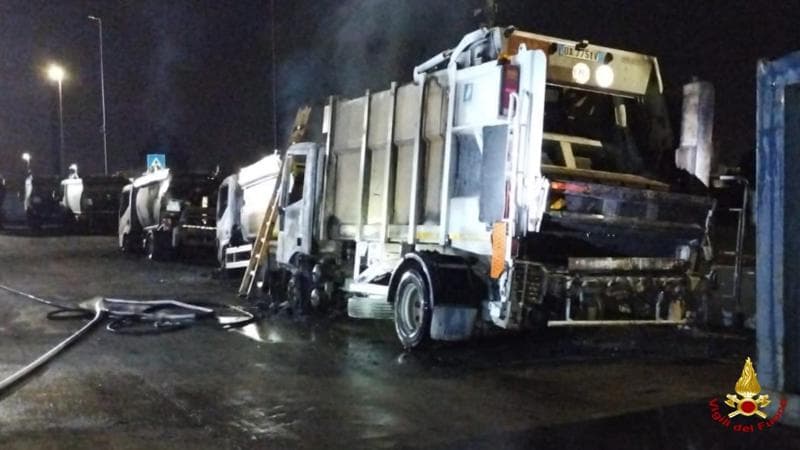 Immagine del post 10846 - Bari Incendio in un deposito di camion per la raccolta rifiuti nel Barese: ipotesi natura dolosa - Bari