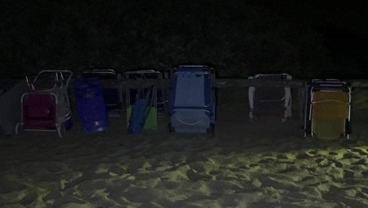 Immagine del post 24051 - Bari Sdraio e ombrelloni con le catene per assicurarsi un posto in spiaggia: l’ultima follia a Ugento - Bari