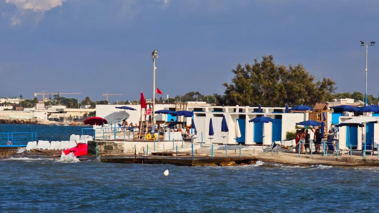 Bari, i bagnini sfruttati e i file Excel con i soldi restituiti ai capi: “Metti quelli corretti” - Bari