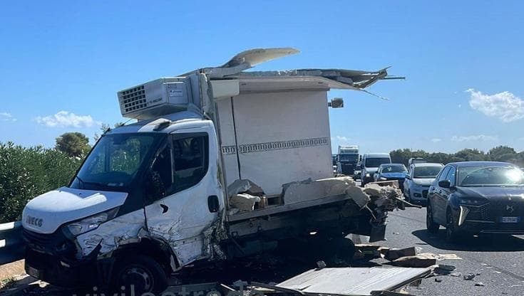 Immagine del post 11795 - Bari Polignano, scontro tra un tir e un furgone: bloccata la Statale 16 - Bari