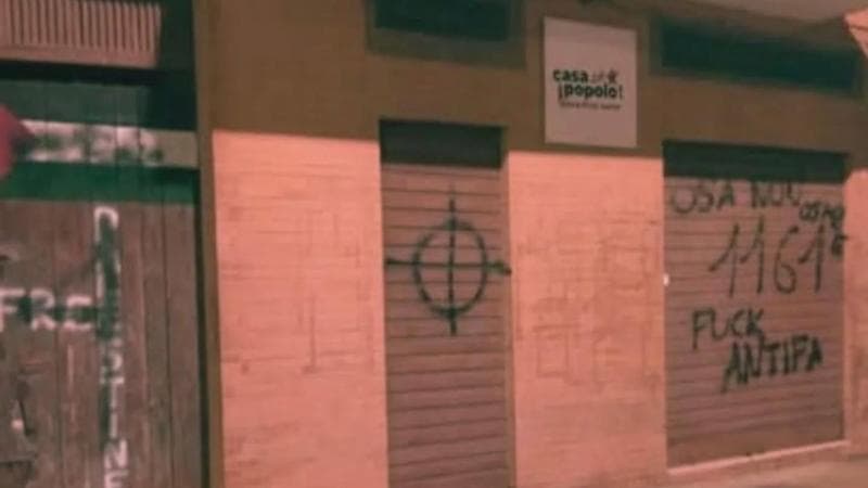Immagine del post 14038 - Bari Lecce, croci celtiche, scritte minacciose: Casa del popolo nel mirino. “La sindaca prenda posizione” - Bari