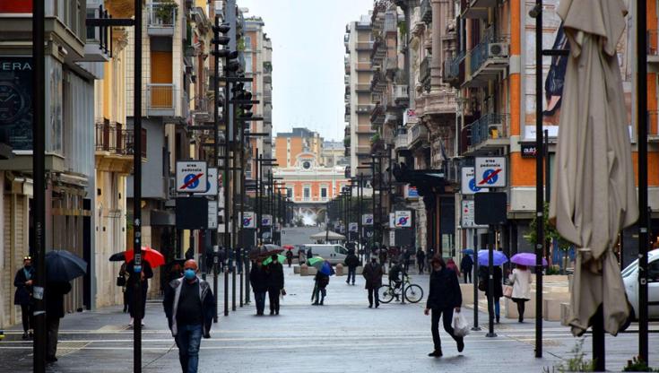 Bari, due turisti rapinati in via Sparano: aggressori in fuga fermati da guardia giurata e polizia - Bari