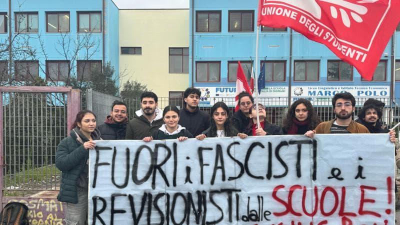 Immagine del post 2348 - Bari “Fascista via”, studenti a Bari contestano e il senatore Roberto Menia s’infuria: “Voleva zittirci” - Bari