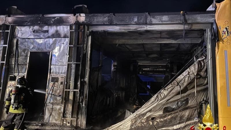 Autolavaggio distrutto dalle fiamme a Putignano: sfiorati dalle fiamme i distributori di benzina - Bari