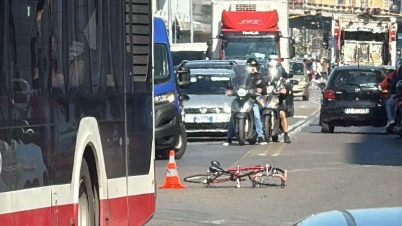 Bari, ciclista travolto da moto in via Capruzzi: ricoverato in codice rosso. Traffico in tilt - Bari