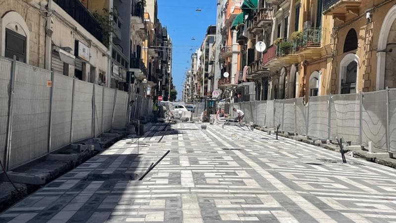 Immagine del post 20731 - Bari Bari, via Manzoni “in stile Versace” prende forma ma divide i commercianti: “Qui i negozi muoiono” - Bari
