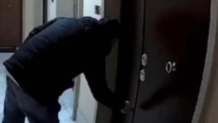 In cinque entrano in casa e chiudono il proprietario in bagno mentre fa la doccia: caccia ai ladri - Bari