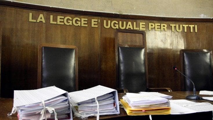 Immagine del post 21910 - Bari “Non mangiare sennò ingrassi”: violenze e maltrattamenti sulle figlie. Indagati madre e compagno - Bari