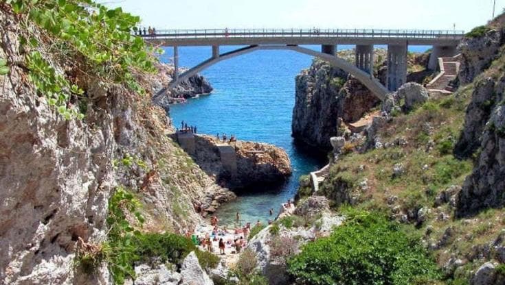 Tuffo da oltre 30 metri dal ponte del Ciolo nonostante il divieto: è grave turista 18enne israeliano - Bari