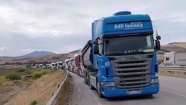 Puglia, autotrasportatori danno fiducia a Salvini: tregua parziale, scaffali dei supermercati salvi - Bari