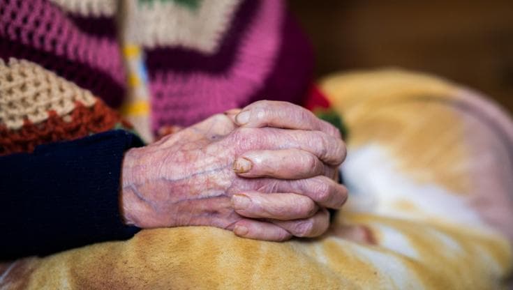 Lasciava l’anziana madre malata al freddo, senza assistenza e cibo: donna condannata a quattro anni - Bari
