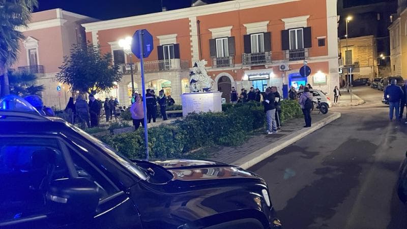 Misteriosa aggressione a tre fratelli nel centro di Bisceglie. Picchiati con un casco da due persone - Bari