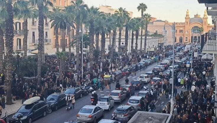 Immagine del post 15179 - Bari Vigilia a Bari, tutte le regole: no a dj set all’esterno, fuochi d’artificio e bottiglie in vetro - Bari