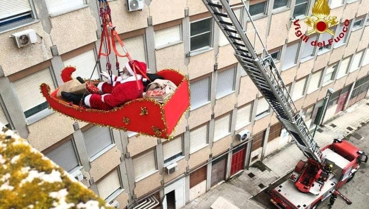 Immagine del post 15203 - Bari Vigili del fuoco si travestono da Babbo Natale per regalare un sorriso ai pazienti degli ospedali - Bari